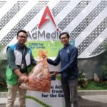 Corporate Relation Officer Waste4change Tamaro (kiri) dan PGS SM Corporate Secretary & Communication AdMedika Ardhana Puji Paramadharma (kanan) pada peresmian kerja sama program pengelolaan sampah berkelanjutan bertajuk “CARE for Our Earth”. Foto: Telkom Indonesia