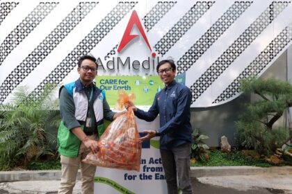 Corporate Relation Officer Waste4change Tamaro (kiri) dan PGS SM Corporate Secretary & Communication AdMedika Ardhana Puji Paramadharma (kanan) pada peresmian kerja sama program pengelolaan sampah berkelanjutan bertajuk “CARE for Our Earth”. Foto: Telkom Indonesia