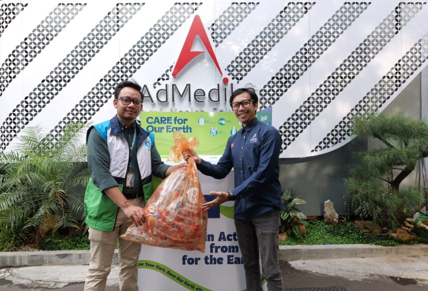 Corporate Relation Officer Waste4change Tamaro (kiri) dan PGS SM Corporate Secretary & Communication AdMedika Ardhana Puji Paramadharma (kanan) pada peresmian kerja sama program pengelolaan sampah berkelanjutan bertajuk “CARE for Our Earth”. Foto: Telkom Indonesia