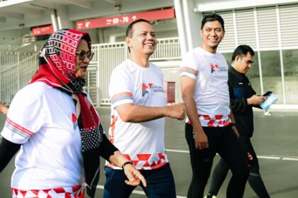 Direktur Utama Telkom Indonesia Dian Siswarini (paling kiri) saat mengikuti acara “Ayo Berlari Road to Earth Mission Mangrove Chapter,” di Gelora Bung Karno (GBK), Jakarta pada Jumat, (21/11). Foto: Telkom Indonesia