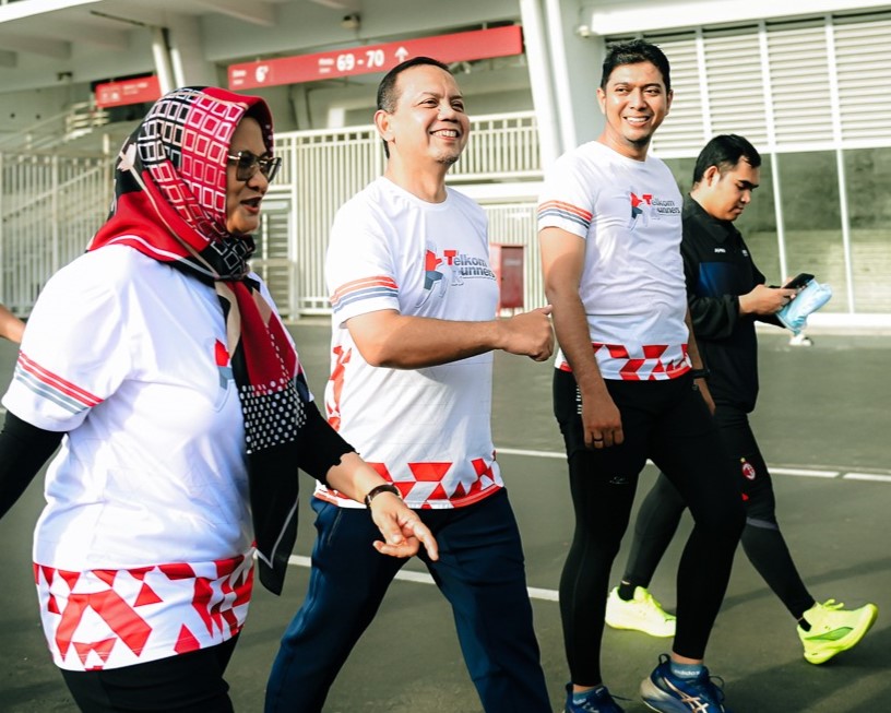 Direktur Utama Telkom Indonesia Dian Siswarini (paling kiri) saat mengikuti acara “Ayo Berlari Road to Earth Mission Mangrove Chapter,” di Gelora Bung Karno (GBK), Jakarta pada Jumat, (21/11). Foto: Telkom Indonesia