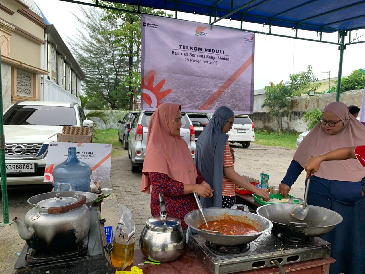 Bantuan bencana banjir Medan oleh Telkom Peduli. Foto: Telkom Indonesia