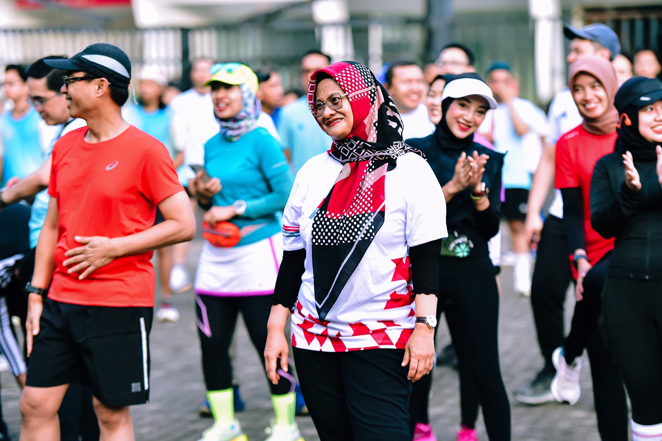 Berlari Sambil Berbagi, Cara Komunitas Telkom Runners Kampanye Peduli Mangrove 2 Direktur Utama Telkom Indonesia Dian Siswarini (kanan) dan Direktur IT Digital Telkom Faizal Rochmad Djoemadi (kiri) saat melakukan warming up pada acara “Ayo Berlari Road to Earth Mission Mangrove Chapter,” di Gelora Bung Karno (GBK), Jakarta pada Jumat, (21/11). Foto: Telkom Indonesia
