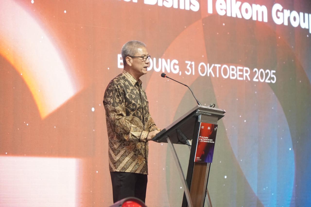 Telkom Perkuat Transformasi Korporasi Melalui Strategic Holding dan Penataan Portofolio Bisnis 2 Direktur Legal & Compliance Telkom Andy Kelana saat memberikan paparan pada acara “Forum Group Discussion: Streamlining Anak Usaha untuk Agility & Optimalisasi Bisnis Telkom”, pada Jumat (31/10/2025) di Bandung. Foto: Telkom Indonesia
