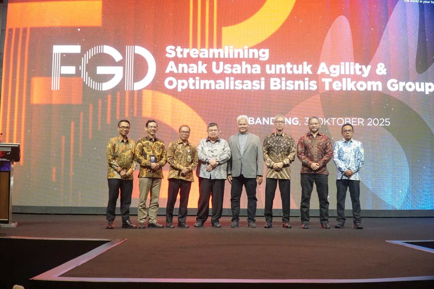 Telkom Perkuat Transformasi Korporasi Melalui Strategic Holding dan Penataan Portofolio Bisnis 2 (kiri-kanan) Direktur IT Digital Telkom Faizal Rochmad Djomaedi, Deputi Akuntan Negara Badan Pengawasan Keuangan dan Keuangan (BPKP), Iwan Taufiq Purwanto, S.E., MBA, Jaksa Agung Muda Pembinaan, Dr. Hendro Dewanto, S.H., M.Hum, Kepala Badan Pengawasan Keuangan dan Pembangunan (BPKP) RI, Dr. Muhammad Yusuf Ateh, Ak., MBA., Dosen Fakultas Hukum Universitas Mataram, Muhammad Hayyanul Haq, SH., LLM., Ph.D., Direktur Legal & Compliance Telkom Andy Kelana, Direktur Strategic Business Development & Portfolio Telkom Seno Soemadji, dan Asisten Pemulihan Aset Kejaksaan Tinggi Kalimatan Selatan, Dr. Yudhi Kurniawan, S.H., M.H, pada acara “Forum Group Discussion: Streamlining Anak Usaha untuk Agility & Optimalisasi Bisnis Telkom”, pada Jumat (31/10/2025) di Bandung. Foto: Telkom Indonesia