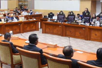 Wakil Ketua Komisi III DPR Sari Yuliati memimpin rapat pleno pengambilan keputusan uji kelayakan dan kepatutan calon anggota Komisi Yudisial, Rabu (19/11/2025). Foto: Parlementaria