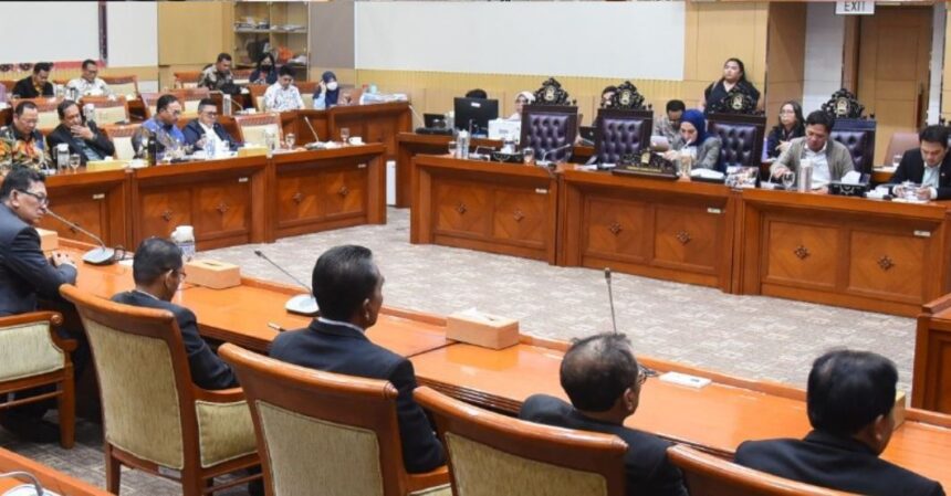 Wakil Ketua Komisi III DPR Sari Yuliati memimpin rapat pleno pengambilan keputusan uji kelayakan dan kepatutan calon anggota Komisi Yudisial, Rabu (19/11/2025). Foto: Parlementaria