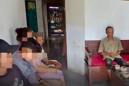 Petugas Polsek Tumpang melakukan mediasi antara remaja dan ibunya usai laporan ke layanan darurat 110, Kabupaten Malang, Sabtu (1/11/2025). Polisi menyebut kasus diselesaikan secara kekeluargaan. Foto: IG @fakta.indo