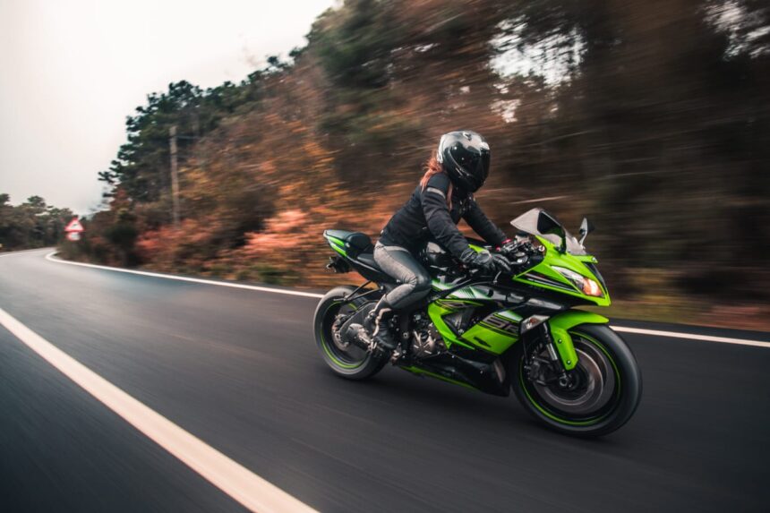 Ilustrasi - Pengendara motor memacu kecepatan kendaraannya di jalan raya. Foto: Freepik