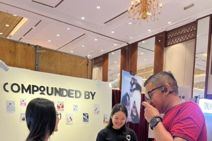 Pengunjung tengah mencoba parfum "Compounded By" di festival kreatif IdeaFest 2025 di JCC, Senayan, Jakarta. (Foto : Vita Kartono)
