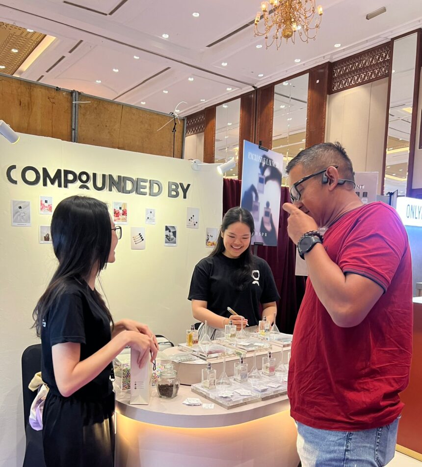 Pengunjung tengah mencoba parfum "Compounded By" di festival kreatif IdeaFest 2025 di JCC, Senayan, Jakarta. (Foto : Vita Kartono)