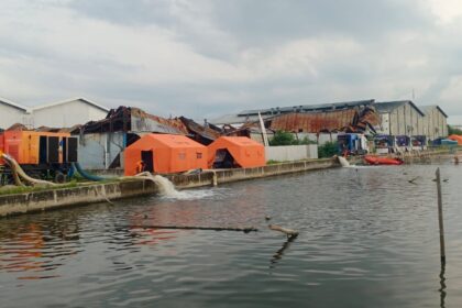 Sejumlah pompa portabel dikerahkan guna menguras genangan banjir Kota Semarang, Jawa Tengah, menuju kolam retensi Terboyo di Kaligawe, Kota Semarang, Minggu (2/11/2025). Foto: Ist