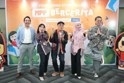 (Ki-Ka) Ketua Subkelompok Penyuluhan DPMPTSP Provinsi DKI Jakarta sekaligus Juri, Rinaldi, Dewan juri, Irma Gustiana Andriani juga Psikolog Klinis Anak, Remaja dan Keluarga, Tokoh Perlindungan Anak Inovatif KPAI sekaligus Maestro Dongeng Indonesia, Mochammad Awam Prakoso, Penulis Buku dan Penulis Skenario, juga Dosen Ilmu Komunikasi, Dyan Nuranindya, dan Dewan juri, Udjo Project Pop, dalam kegiatan Lomba Storytelling MPP Bercerita Bersama @layananjakarta 2025, Urus Izin, Wujudkan Mimpi digelar DPMPTSP Provinsi DKI Jakarta, Minggu (2/11/2025). Foto: Ist