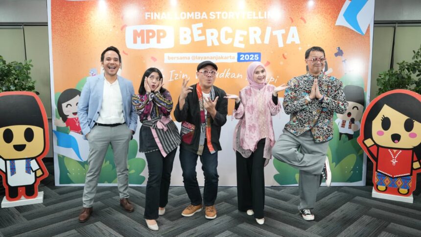 (Ki-Ka) Ketua Subkelompok Penyuluhan DPMPTSP Provinsi DKI Jakarta sekaligus Juri, Rinaldi, Dewan juri, Irma Gustiana Andriani juga Psikolog Klinis Anak, Remaja dan Keluarga, Tokoh Perlindungan Anak Inovatif KPAI sekaligus Maestro Dongeng Indonesia, Mochammad Awam Prakoso, Penulis Buku dan Penulis Skenario, juga Dosen Ilmu Komunikasi, Dyan Nuranindya, dan Dewan juri, Udjo Project Pop, dalam kegiatan Lomba Storytelling MPP Bercerita Bersama @layananjakarta 2025, Urus Izin, Wujudkan Mimpi digelar DPMPTSP Provinsi DKI Jakarta, Minggu (2/11/2025). Foto: Ist