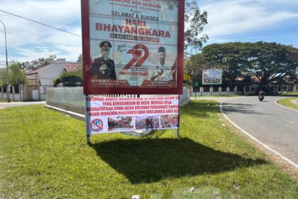 Gelombang penolakan terhadap pengungsi Rohingya kembali menguat di Aceh. Pantauan media, Sabtu, 1 November 2025, spanduk-spanduk berisi pesan penolakan terhadap kedatangan imigran Rohingya marak terpasang di berbagai titik strategis di Kota Lhokseumawe, seperti kawasan Waduk Pusong, Stadion Tunas Bangsa, Simpang Empat Kota, hingga sejumlah ruas jalan perbatasan dengan Kabupaten Aceh Utara.