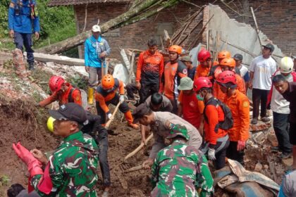 Suasana upaya pencarian dan pertolongan korban longsor melanda wilayah Desa Depok, Kecamatan Bendungan, Kabupaten Trenggalek, Jawa Timur, Sabtu (1/11/2025) malam dan Minggu (2/11) siang. Foto: BPBD Kabupaten Trenggalek