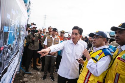 Wakil Presiden RI Gibran Rakabuming Raka (tiga kanan) bersama Deputi 3 BNPB, Mayjen TNI Budi Irawan (rompi cokelat) dan Gubernur Jawa Tengah, Ahmad Luthfi, menyimak paparan pembenahan outlet kolam retensi Terboyo sebagai penampungan banjir, Kecamatan Kaligawe, Kota Semarang, Jawa Tengah, Minggu (2/11/2025) siang. Foto: Ist