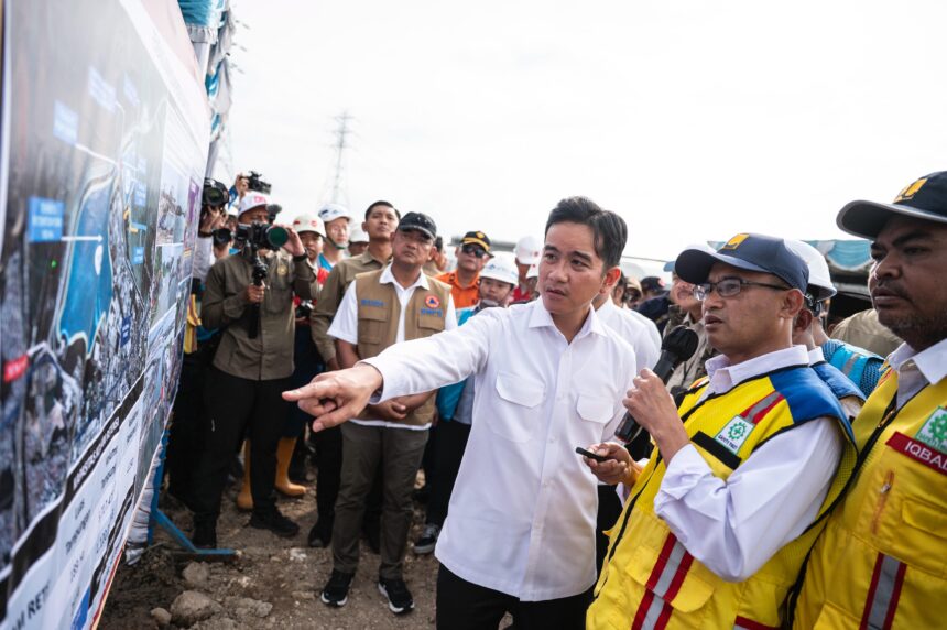 Wakil Presiden RI Gibran Rakabuming Raka (tiga kanan) bersama Deputi 3 BNPB, Mayjen TNI Budi Irawan (rompi cokelat) dan Gubernur Jawa Tengah, Ahmad Luthfi, menyimak paparan pembenahan outlet kolam retensi Terboyo sebagai penampungan banjir, Kecamatan Kaligawe, Kota Semarang, Jawa Tengah, Minggu (2/11/2025) siang. Foto: Ist