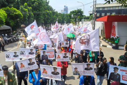 Koordinator KOSMAK, Ronald Lobloby, bersama sekitar 250 mahasiswa dalam aksi di depan Gedung KPK, Jakarta, Senin (3/11/2025).
