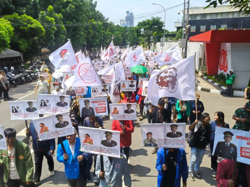 Koordinator KOSMAK, Ronald Lobloby, bersama sekitar 250 mahasiswa dalam aksi di depan Gedung KPK, Jakarta, Senin (3/11/2025).
