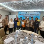 Ketua parpol Pulau Seribu, Neneng Hasanah (keempat dari kiri) saat penandatanganan permintaan Translaut.(foto istimewa)