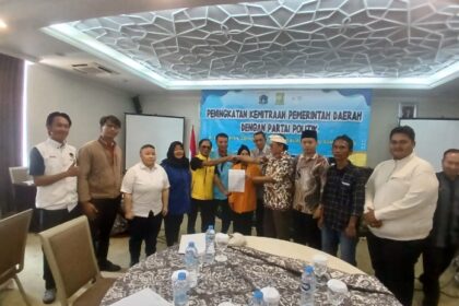 Ketua parpol Pulau Seribu, Neneng Hasanah (keempat dari kiri) saat penandatanganan permintaan Translaut.(foto istimewa)