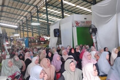 Suasana para pedagang bersama warga sekitar Pasar Jambul di Jalan SMA 14, RT 002/004, Kelurahan Cililitan, Kecamatan Kramat Jati, Jakarta Timur, khidmat mengikuti jalannya kegiatan Maulid Nabi 1447 Hijriah, Senin (3/11/2025). Foto: Ist