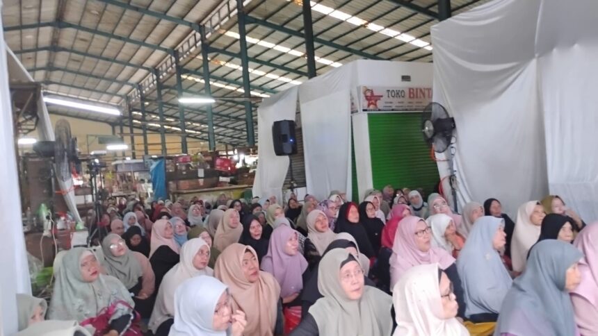 Suasana para pedagang bersama warga sekitar Pasar Jambul di Jalan SMA 14, RT 002/004, Kelurahan Cililitan, Kecamatan Kramat Jati, Jakarta Timur, khidmat mengikuti jalannya kegiatan Maulid Nabi 1447 Hijriah, Senin (3/11/2025). Foto: Ist