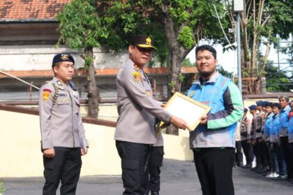 Kapolda Metro Jaya, Irjen Pol Asep Suheri memberikan langsung penghargaan kepada anggota Ojol Kamtibmas, Rahmat Fauzi, yang berhasil menggagalkan aksi pencurian kendaraan bermotor (curanmor) di kawasan Jalan Raya Cakung-Cilincing, Jakarta Timur, Senin (3/11/2025). Foto: Ist