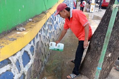 Suasana petugas pengelola Pasar Cibubur, Jakarta Timur, saat membersihkan asal bau tak sedap dan memindahkan pedagang ayam yang bersangkutan hingga menyemprotkan disinfektan serta pengharum untuk menghilangkan aroma tidak sedap, belum lama ini. Foto: Ist