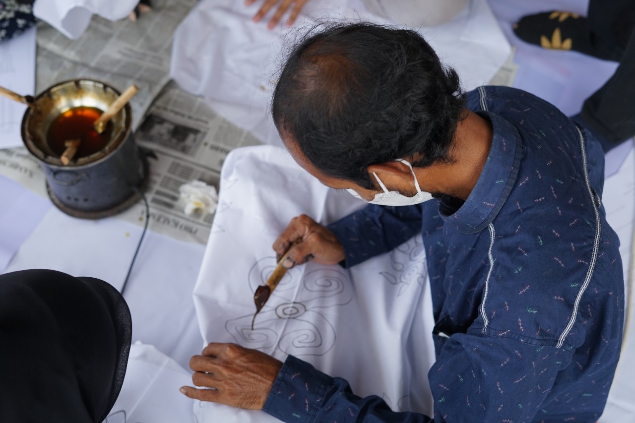 Program “Kreasi Kaltara Inklusif”, sebuah inisiatif pemberdayaan yang membuka peluang wirausaha kreatif bagi penyandang disabilitas di Kalimantan Utara. Foto: Telkom Indonesia