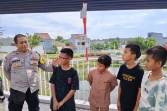 Muhammad Al Fatih Manduansyah, 12, bersama teman-temannya saat menyerahkan hp dan SIM ditemukannya ke aparat Polsek Cipayung, Jakarta Timur. Sikap kejujuran para pelajar SDN 02 Setu diapresiasi Kapolres Metro Jakarta Timur, Kombes Alfian Nurrizal, Rabu (5/11/2025). Foto: Ist