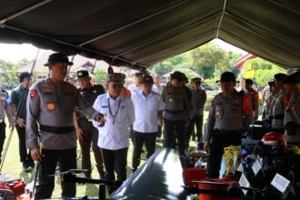 Kapolda Kalimantan Tengah (Kalteng), Irjen Pol Iwan Kurniawan, didampingi Gubernur Agustiar Sabran, dan Pangdam XXII Tambun Bungai, Mayjen TNI Zainul Arifin, mengecek sejumlah personel gabungan, peralatan dan kendaraan sebagai kesiapsiagaan tanggap darurat bencana di Lapangan Barigas, Mapolda setempat, Jalan Tjilik Riwut Km. 1, Kota Palangka Raya, Rabu (5/11/2025). Foto: Ist