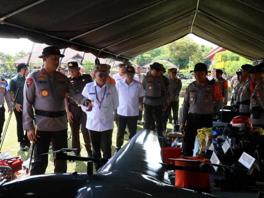 Kapolda Kalimantan Tengah (Kalteng), Irjen Pol Iwan Kurniawan, didampingi Gubernur Agustiar Sabran, dan Pangdam XXII Tambun Bungai, Mayjen TNI Zainul Arifin, mengecek sejumlah personel gabungan, peralatan dan kendaraan sebagai kesiapsiagaan tanggap darurat bencana di Lapangan Barigas, Mapolda setempat, Jalan Tjilik Riwut Km. 1, Kota Palangka Raya, Rabu (5/11/2025). Foto: Ist