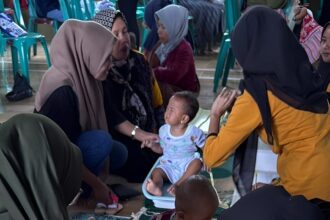 Kegiatan pemantauan perdana berbasis aplikasi Stunting Action Hub di Posyandu Desa Domiyang, Pekalongan, pada (8/10). Foto: Telkom Indonesia