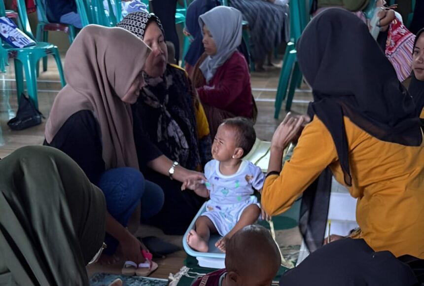 Kegiatan pemantauan perdana berbasis aplikasi Stunting Action Hub di Posyandu Desa Domiyang, Pekalongan, pada (8/10). Foto: Telkom Indonesia