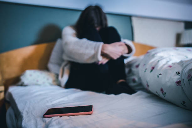 Ilustrasi, remaja sedih dengan telepon di kamar tidurnya. Foto: Istock @sestovic