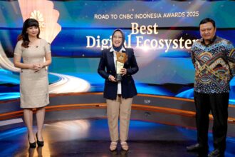 OVP Enterprise Regional Management Telkom Reni Yustiani saat menerima penghargaan Best Digital Solution for Enterprise Business” dari CNBC Indonesia, beberapa waktu yang lalu. Foto: Telkom Indonesia
