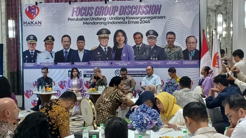 Suasana Focus Group Discussion (FGD) digelar organisasi Harapan Keluarga Antar Negara (HAKAN) bertemakan Perubahan Undang-Undang Kewarganegaraan: Mendorong Indonesia Emas 2045 di Jakarta, Kamis (6/11/2025). Dihadiri unsur Legislatif, Eksekutif dan Akademisi. Foto: Joesvicar Iqbal/ipol.id