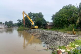 BNPB bersama instansi terkait melakukan normalisasi dan penguatan tanggul dalam upaya percepatan penanganan banjir di Kabupaten Bekasi, Jawa Barat, Kamis (6/11/2025). Foto: Ist