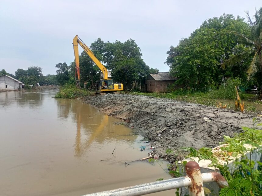 BNPB bersama instansi terkait melakukan normalisasi dan penguatan tanggul dalam upaya percepatan penanganan banjir di Kabupaten Bekasi, Jawa Barat, Kamis (6/11/2025). Foto: Ist
