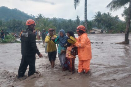 Kondisi akses jalan warga terisolir akibat banjir lahar hujan (lahar dingin) di Kabupaten Lumajang, Jawa Timur, Rabu (5/11/2025). Foto: BPBD Kabupaten Limajang