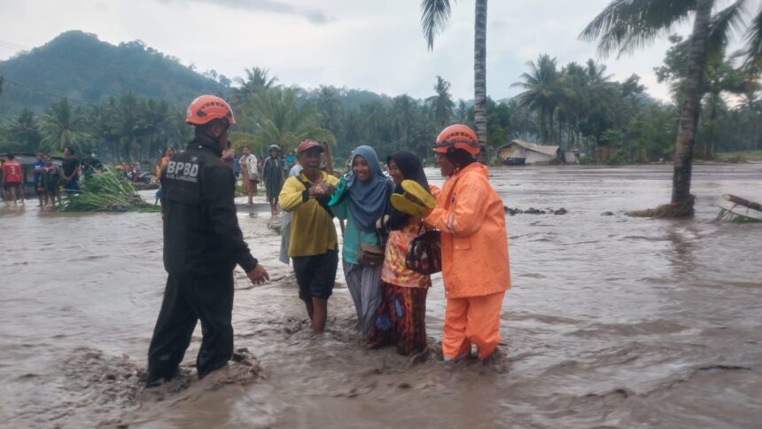 Kondisi akses jalan warga terisolir akibat banjir lahar hujan (lahar dingin) di Kabupaten Lumajang, Jawa Timur, Rabu (5/11/2025). Foto: BPBD Kabupaten Limajang