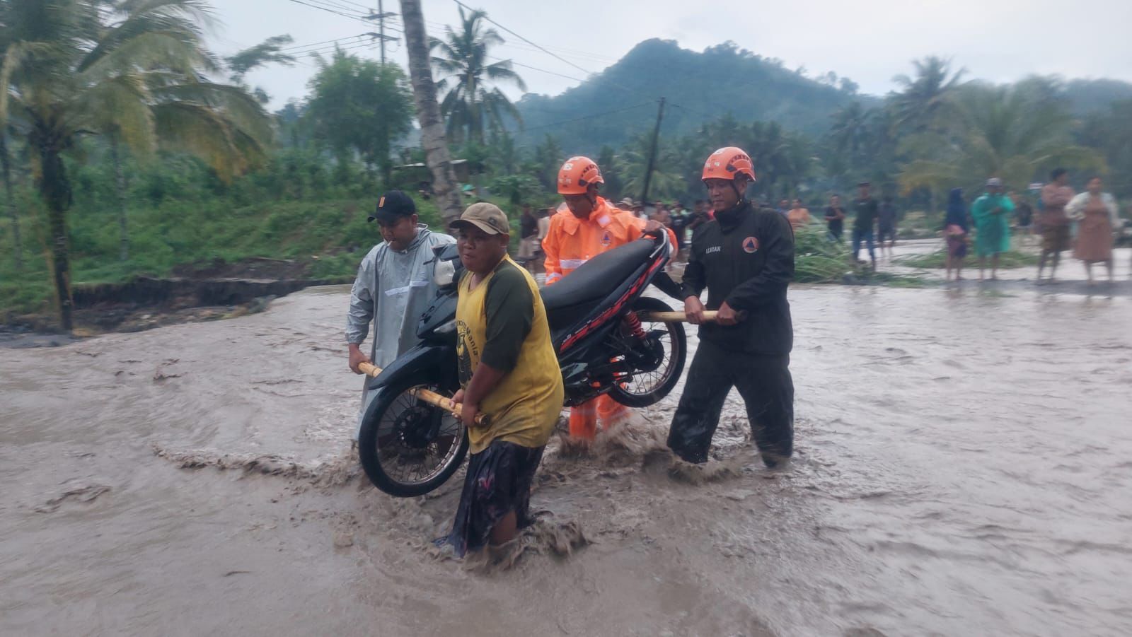 Kondisi akses jalan warga terisolir akibat banjir lahar hujan (lahar dingin) di Kabupaten Lumajang, Jawa Timur, Rabu (5/11/2025). Foto: BPBD Kabupaten Limajang