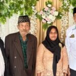 Momen pernikahan Mappiare (110), warga Bulukumba, dengan Itte (27) asal Sinjai, yang viral di media sosial. Pernikahan beda usia ini menarik perhatian warga setempat. Foto: IG @sinjai.update