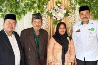 Momen pernikahan Mappiare (110), warga Bulukumba, dengan Itte (27) asal Sinjai, yang viral di media sosial. Pernikahan beda usia ini menarik perhatian warga setempat. Foto: IG @sinjai.update