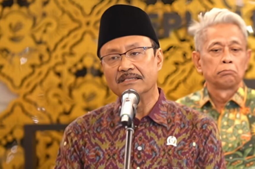 Menteri Sosial Saifullah Yusuf memberikan keterangan terkait peristiwa ledakan yang melukai sejumlah siswa SMAN 72 Jakarta, Jumat (7/11/2025). Foto: TikTok @Kementrian Sosial RI