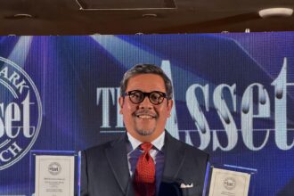 Edwin M. Ridwan, CFA, FRM selaku Direktur Pengembangan Investasi BPJS Ketenagakerjaan hadir secara langsung menerima penghargaan yang bertempat di Singapura.