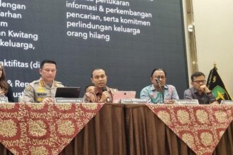 Komisioner Kompolnas, Mohammad Choirul Anam bersama Kabid Humas Polda Metro Jaya, Kombes Budi Hermanto dan Karumkit Polri, Karo Labdokkes Polri, Brigjen Pol Sumy Hastry Purwanti, KontraS dan Komnas HAM, dalam konferensi pers di Rumah Sakit (RS) Polri Kramat Jati, Jakarta Timur, Jumat (7/11/2025). Foto: Ist
