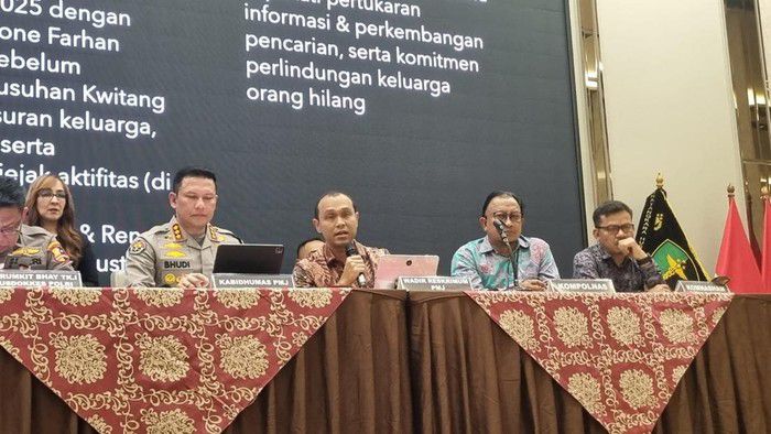 Komisioner Kompolnas, Mohammad Choirul Anam bersama Kabid Humas Polda Metro Jaya, Kombes Budi Hermanto dan Karumkit Polri, Karo Labdokkes Polri, Brigjen Pol Sumy Hastry Purwanti, KontraS dan Komnas HAM, dalam konferensi pers di Rumah Sakit (RS) Polri Kramat Jati, Jakarta Timur, Jumat (7/11/2025). Foto: Ist